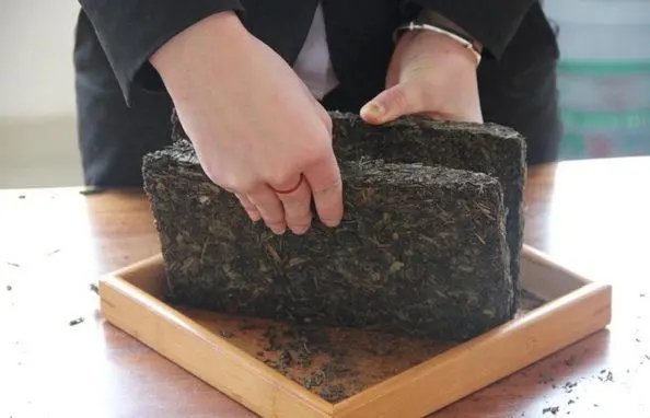 2022年怎么撬普洱茶磚?